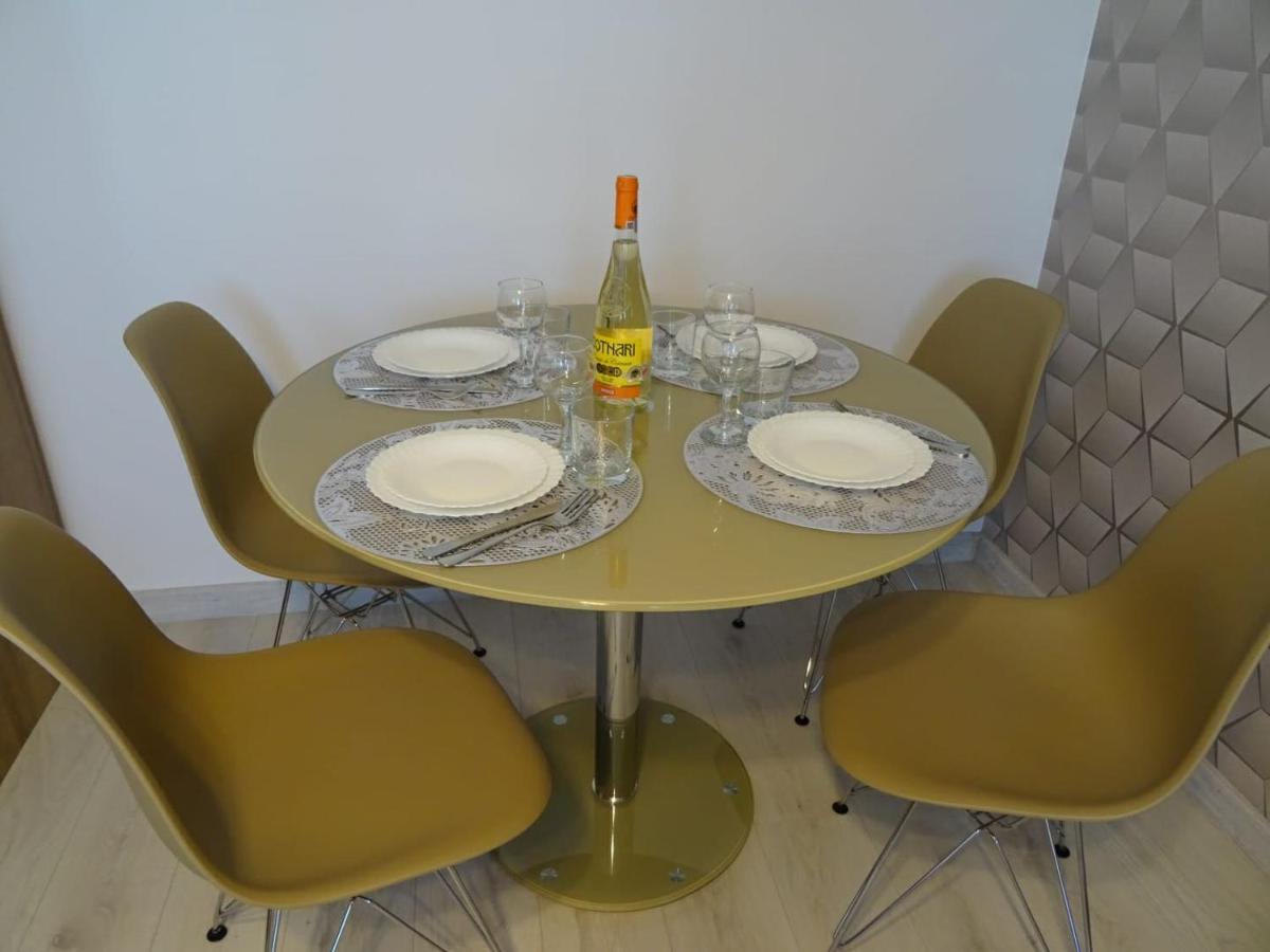 Carla's Palas-hala Centrala 1 Bedroom, Airport Shuttle Apartment Iasi