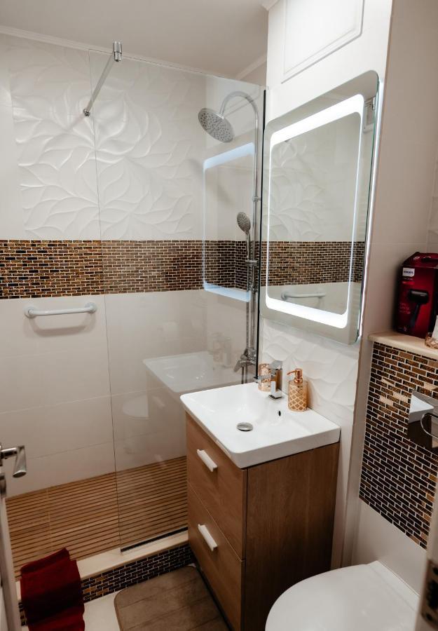 Carla's Palas-hala Centrala 1 Bedroom, Airport Shuttle Apartment *