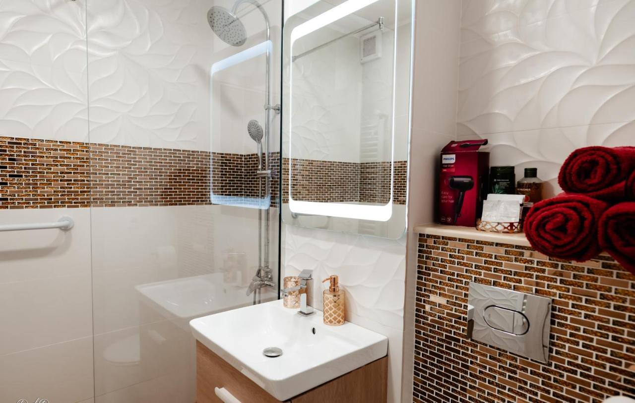 Carla's Palas-hala Centrala 1 Bedroom, Airport Shuttle Apartment *